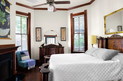 Brava House Bed and Breakfast Hotels near Austin Amtrak Station