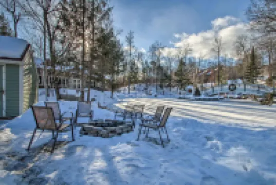 Ski Condo w/ Pool, Close to Story Land & Attitash!