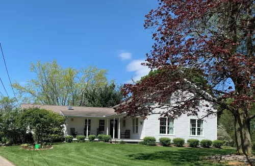 Cozy 1814 farmhouse minutes to wineries, parks, golf and Lake Erie.