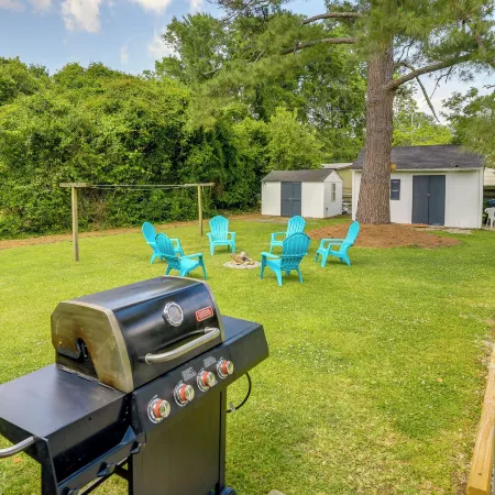 Charming New Bern Cottage w/ Grill & Fire Pit!