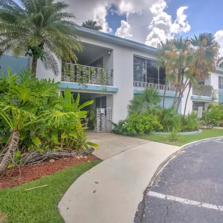 Updated Dtwn Naples Condo Across from Beach!