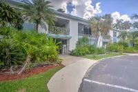 Updated Dtwn Naples Condo Across from Beach!