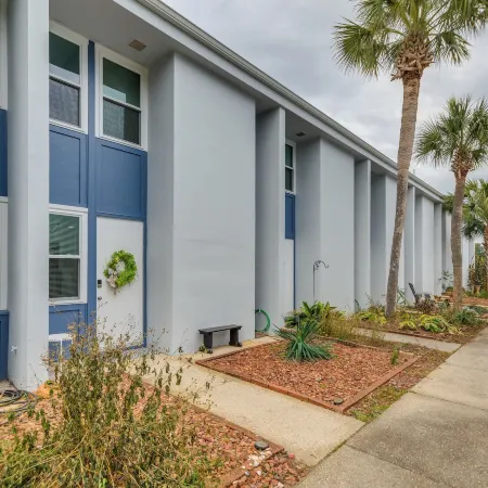 Chic Gulf Breeze Escape w/ Pool Access & Courtyard