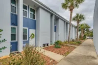 Chic Gulf Breeze Escape w/ Pool Access & Courtyard - parking