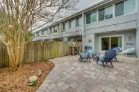 Chic Gulf Breeze Escape w/ Pool Access & Courtyard - Wifi