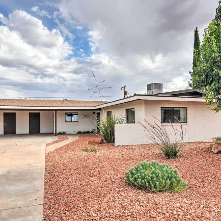 Lake Powell Views: Mid-Century Home in Page