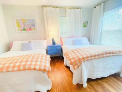 Retro Bungalow in Downtown McKinney Fenced Yard & Atari 그레이터 텍소마 유틸리티 블룸데일 펌프 스테이션 주변 호텔