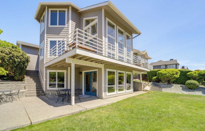 Modern Retreat w/ Hot Tub - Steps to Lake Chelan!