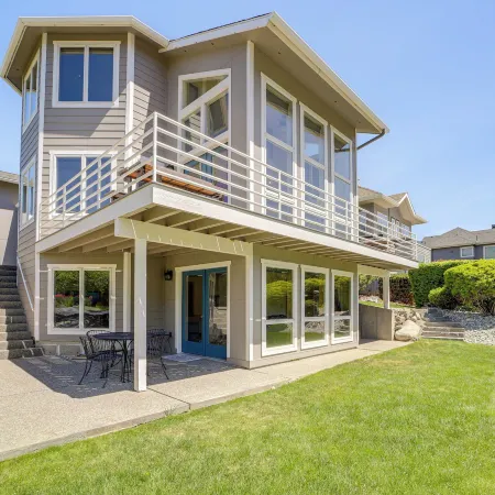 Modern Retreat w/ Hot Tub - Steps to Lake Chelan!