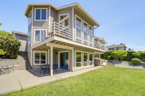 Modern Retreat w/ Hot Tub - Steps to Lake Chelan! - Wifi