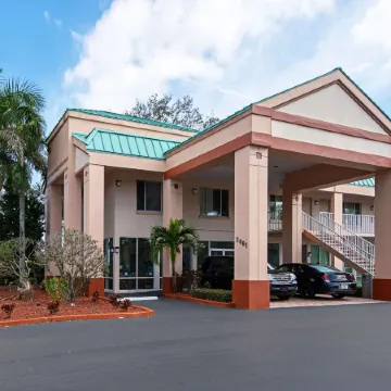 Econo Lodge Inn & Suites