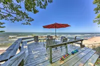 Douglas 'Whispering Winds' Cottage w/ Beach! - parking