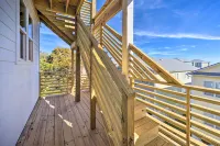 Modern Home w/ Rooftop Deck, Walk to Beach! - 3-stjärniga