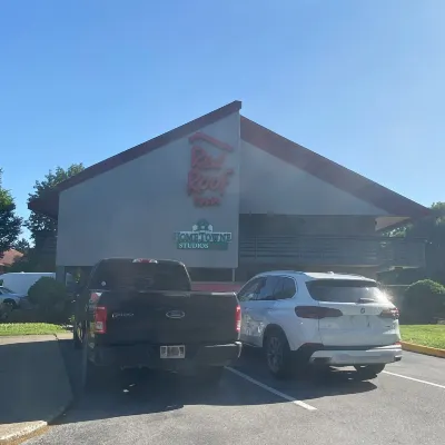 HomeTowne Studios by Red Roof Buffalo - Niagara Airport Hotels in Lancaster