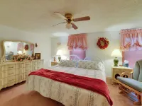 Peaceful Hazel Cottage w/ Deck & Yard! Hotels in Calloway County