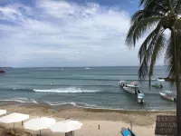 Perfect surfer getaway and family friendly beachfront condo