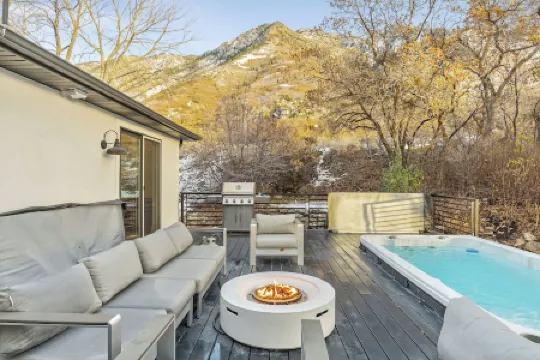 16person. 10 BD, Dual Hot Tub. 20 min to Ski Resorts