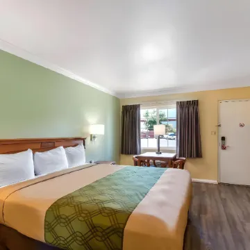 Econo Lodge Woodland Near I-5