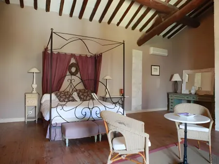 Le Domaine de la Fosse Отели рядом с достопримечательностью «Abbatiale de Saint Gilles»