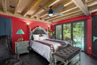 African Queen, Private Lake and Indoor Hot Tub on 4 acres