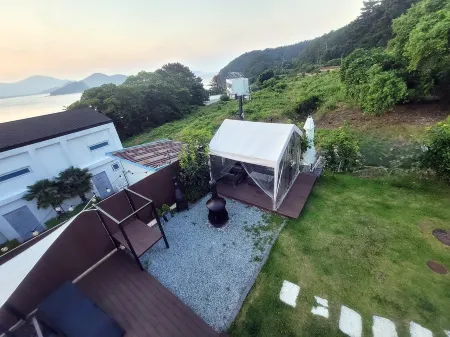 Geoje Star Marine Pool Villa Отели рядом с достопримечательностью «Hakdong Mongdol Beach»