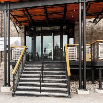 Modern loft with rustic character steps to downtown Stratford