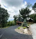 Mountain View’s with Hot Tub & Pool Table on Beech Mountain. Sleeps 10.