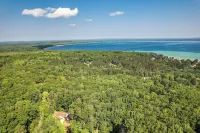 Roscommon Retreat w/ Deck ~ 1 Mile to Higgins Lake Hotels in Markey Township