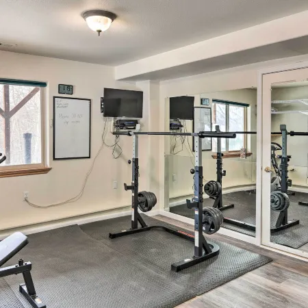 Alaskan Mountain Gem with Private Hot Tub and Gym!