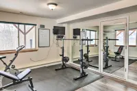 Alaskan Mountain Gem with Private Hot Tub and Gym! - Balkon