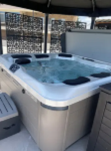Pool, Hot Tub, Stunning View, 5 Star, Quiet and Clean