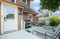 4 Beds, 4 bathrooms! 1 block to town shops, bars, bowling, canoeing, and parks!