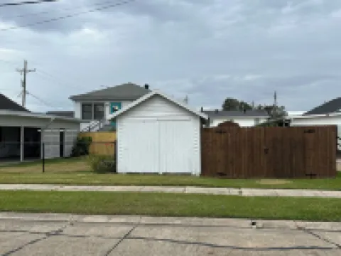 Charming 3-bedroom house with AC, WiFi in serene Houma Hotels in Houma