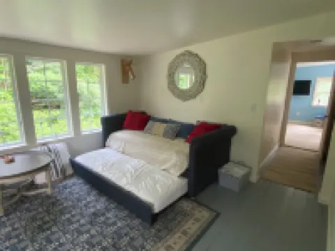 Charming 4 bedroom 3 bathroom cottage with lake view