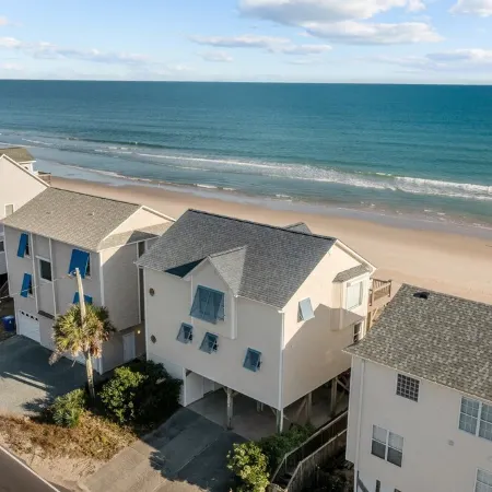 Sand Sational! Oceanfront 4-BR house in Surf City/Topsail Island, Pet Friendly