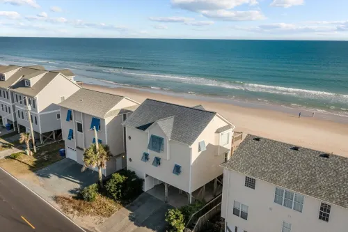 Sand Sational! Oceanfront 4-BR house in Surf City/Topsail Island, Pet Friendly - Boutique