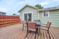 Charming Cottage with Cozy Fireplace and Deck - Delightful Coastal Retreat