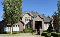 Luxury Italian-Style House – Private Room with Separate Entrance/1 Bath/1 Dining Các khách sạn gần Trapped Coquitlam - Real Life Escape Games