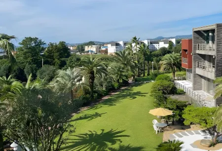 Seogwipo Dongbaek Beach Pension Отели рядом с достопримечательностью «Soesokkak Estuary»