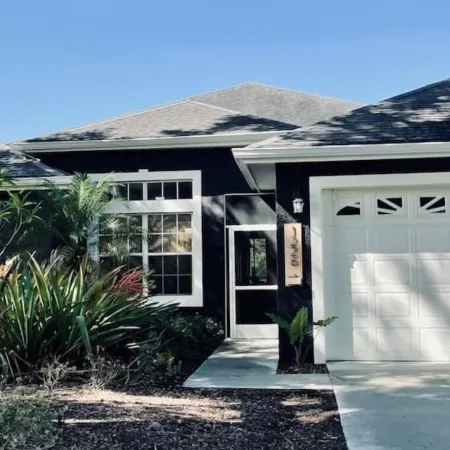 Cheerful 4 Bed, 3 Bath Home with Screened Pool