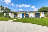 Swim, Game & Bbq: Family Retreat in Stuart - Kitchens