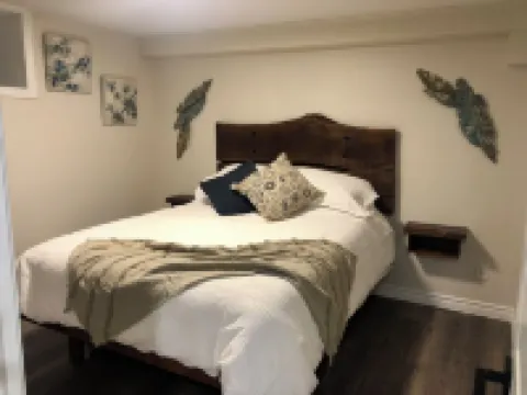 Modern Rustic Charm Apartment. Quiet setting. Only a 4 minute drive to downtown!