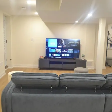Modern 2-Bed Basement Retreat! Отели рядом с достопримечательностью «Шеридан»