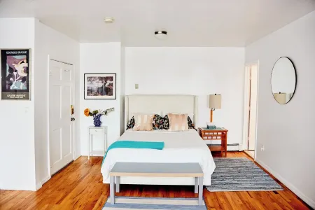 Clean, Quiet Studio apartment in Rockaway Beach, just a blockfrom the beach Отели рядом с достопримечательностью «Заказник Джамайка Бэй»