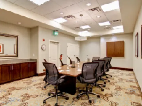 ฮิลตันการ์เด้นอินน์ วูดบริดจ์ โรงแรมในวูดบริดจ์