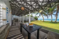 Paradisiac front beach villa
