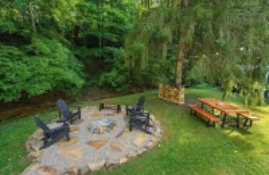 Creekside bungalow with a hot tub, walking distance to downtown Nashville