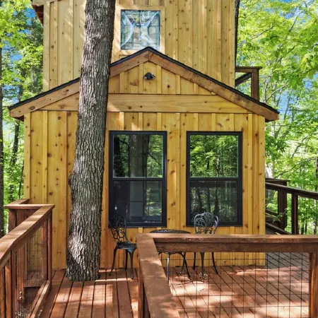 Private Treehouse getaway on Lake Barkley.  Luxury in the trees!