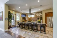 Modern 1Br Reno Retreat · Spring Views & Hot Tub