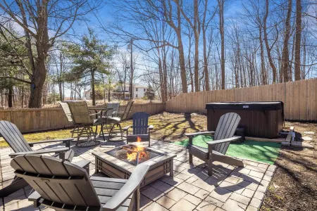 Spacious Home w/Pool/Hot Tub, Mins to Parks/Skiing